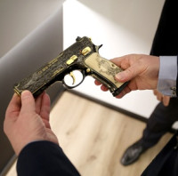  Ministr obrany si v České zbrojovce Uherský Brod prohlédl výrobu ručních palných zbraní